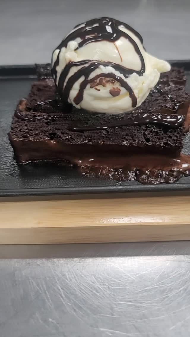 Cool off this summer with our irresistible Chocolate Cake Sundae 🍫🍨 Hot, sizzling, and perfect for dine-in indulgence!

#milanustandoorigrill 
#durhamregioneats 
#chocolatesundae
#pickeringfoodies